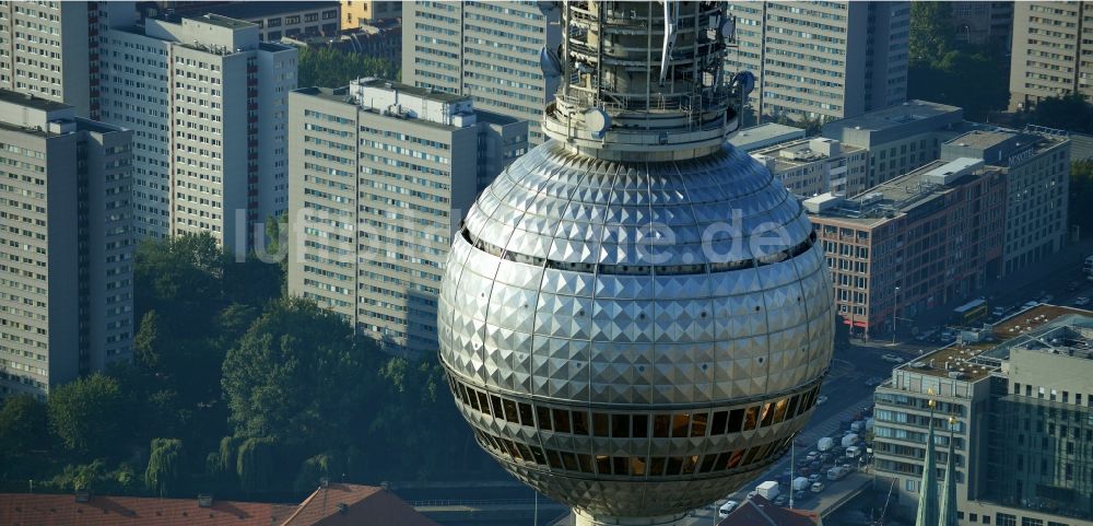 Berlin von oben - Berliner Fernsehturm im Stadtzentrum Ost der Bundes- Hauptstadt Berlin