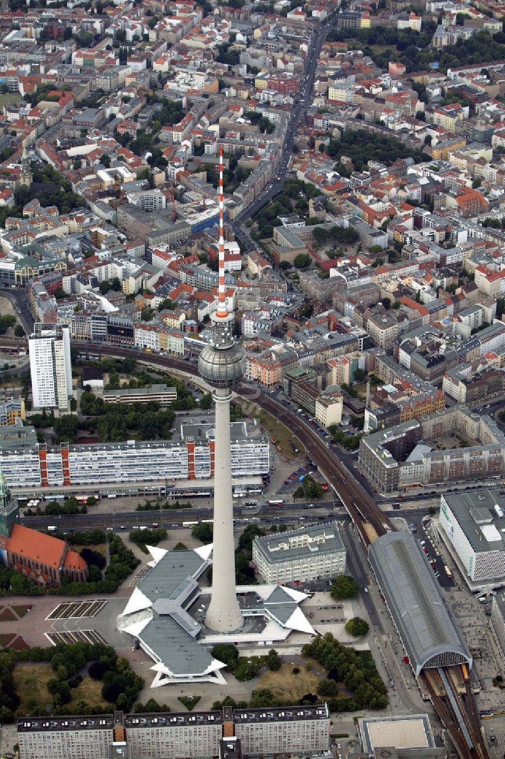 Luftbild Berlin - Berliner Fernsehturm im Stadtzentrum Ost der Bundes- Hauptstadt Berlin