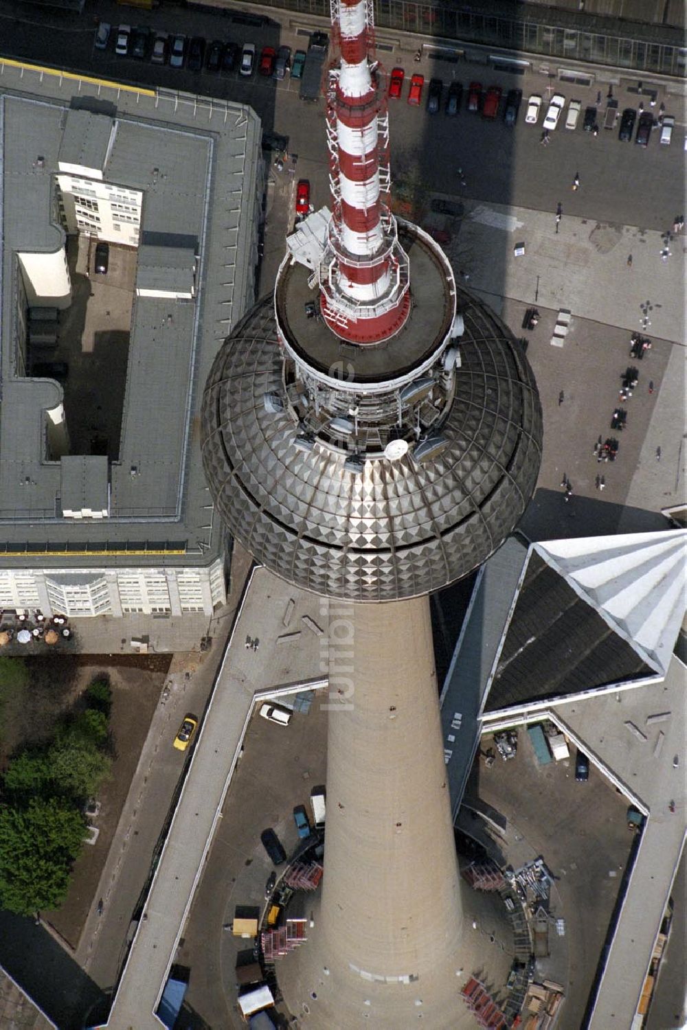 Berlin aus der Vogelperspektive: Berliner Fernsehturm im Winter 1995