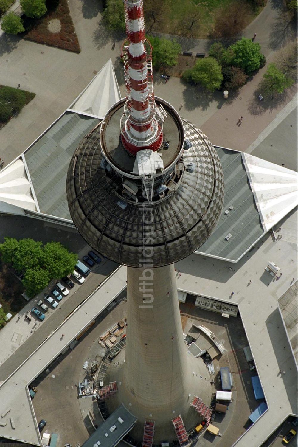 Luftbild Berlin - Berliner Fernsehturm im Winter 1995