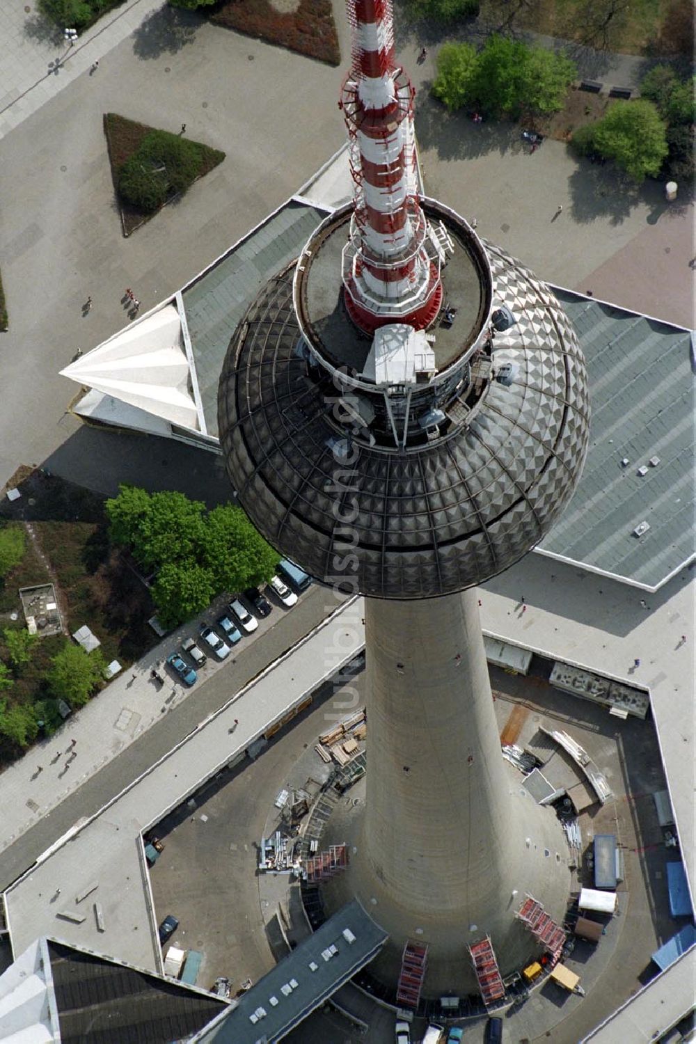 Luftaufnahme Berlin - Berliner Fernsehturm im Winter 1995