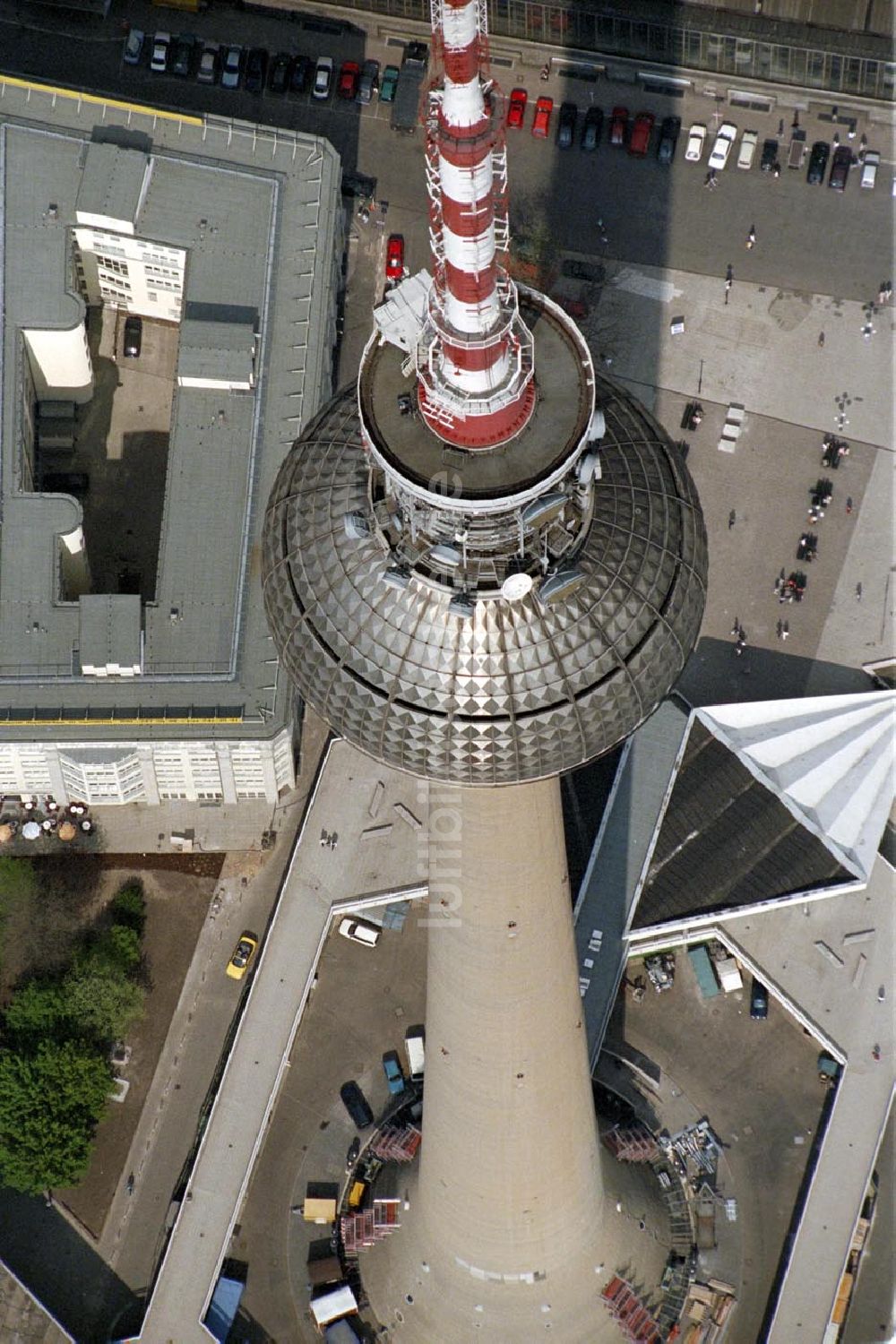 Luftaufnahme Berlin - Berliner Fernsehturm im Winter 1995