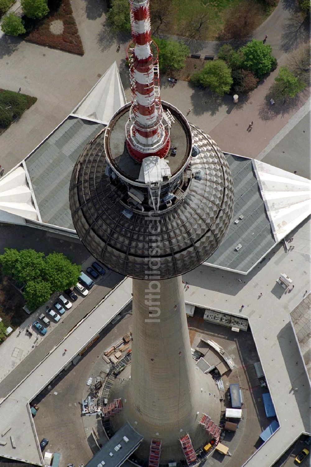 Berlin von oben - Berliner Fernsehturm im Winter 1995