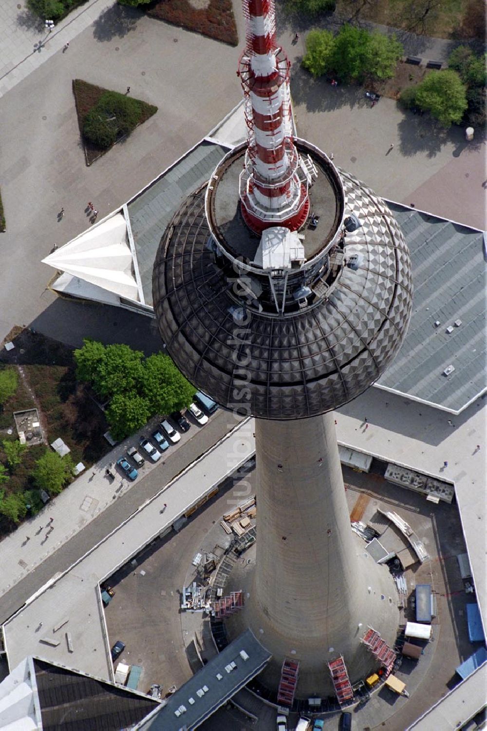 Berlin aus der Vogelperspektive: Berliner Fernsehturm im Winter 1995