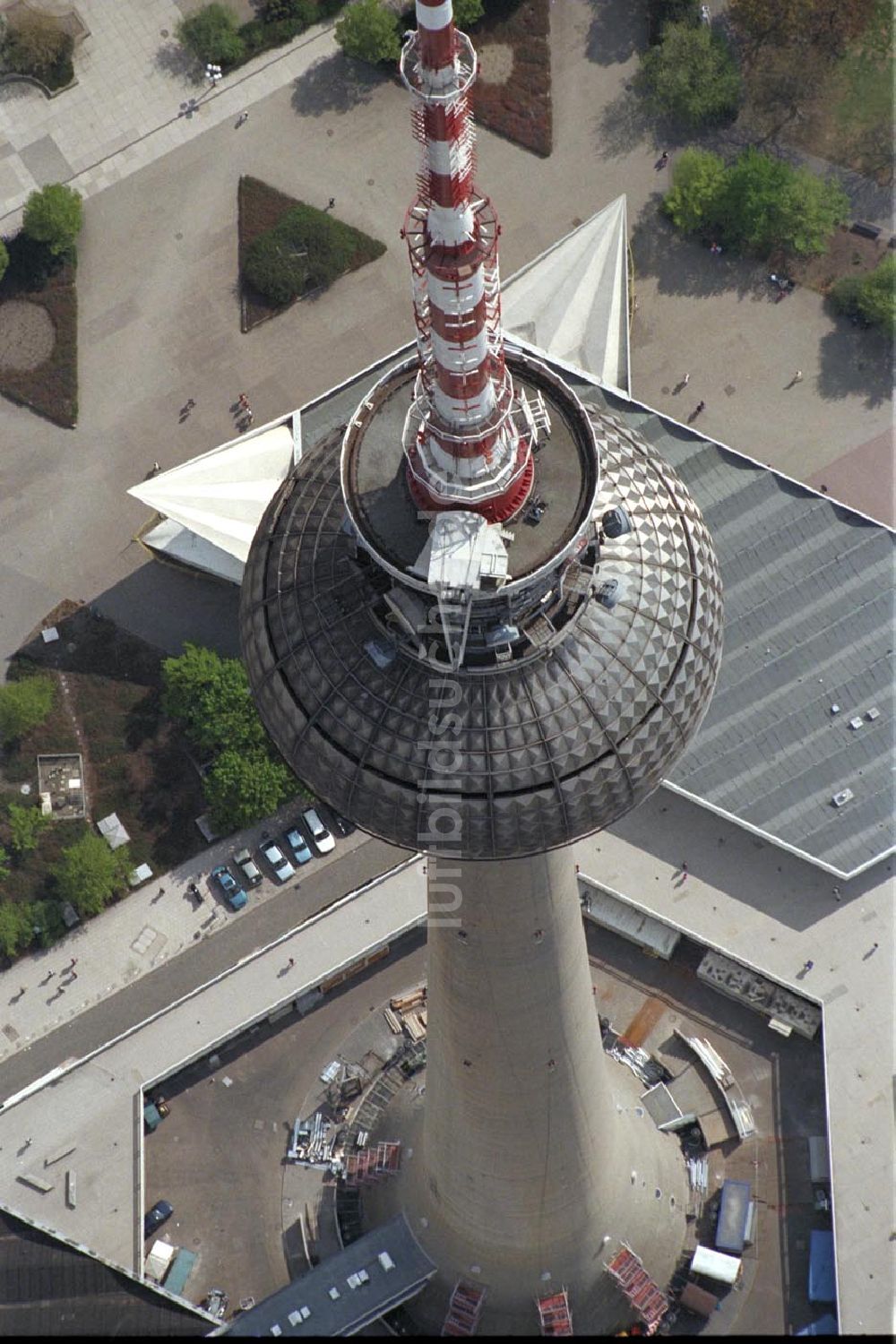 Berlin von oben - Berliner Fernsehturm im Winter 1995