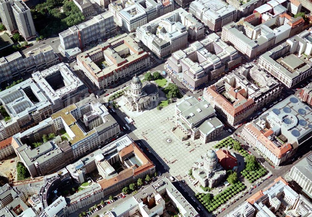 Berlin aus der Vogelperspektive: Berliner Gendarmenmarkt mit dem Deutschen und Französischen Dom, sowie dem Schauspielhaus.