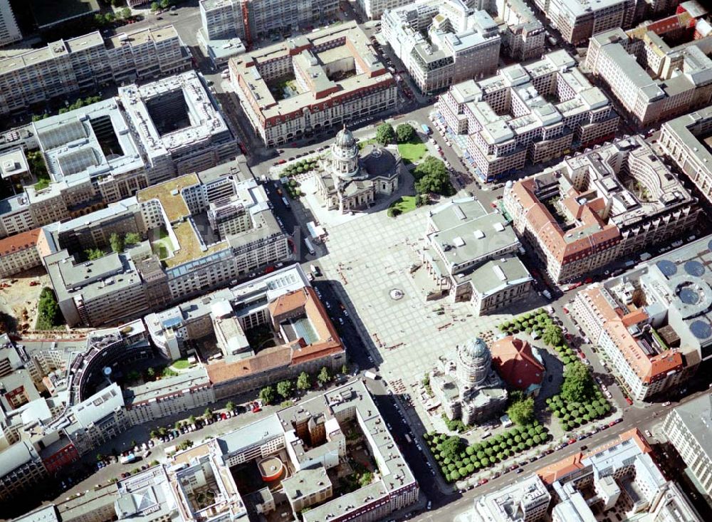 Luftbild Berlin - Berliner Gendarmenmarkt mit dem Deutschen und Französischen Dom, sowie dem Schauspielhaus.