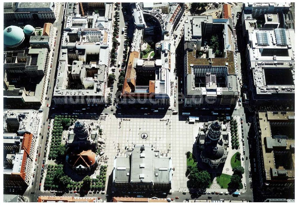 Luftaufnahme Berlin - Berliner Gendarmenmarkt mit dem Deutschen und Französischen Dom, sowie dem Schauspielhaus.