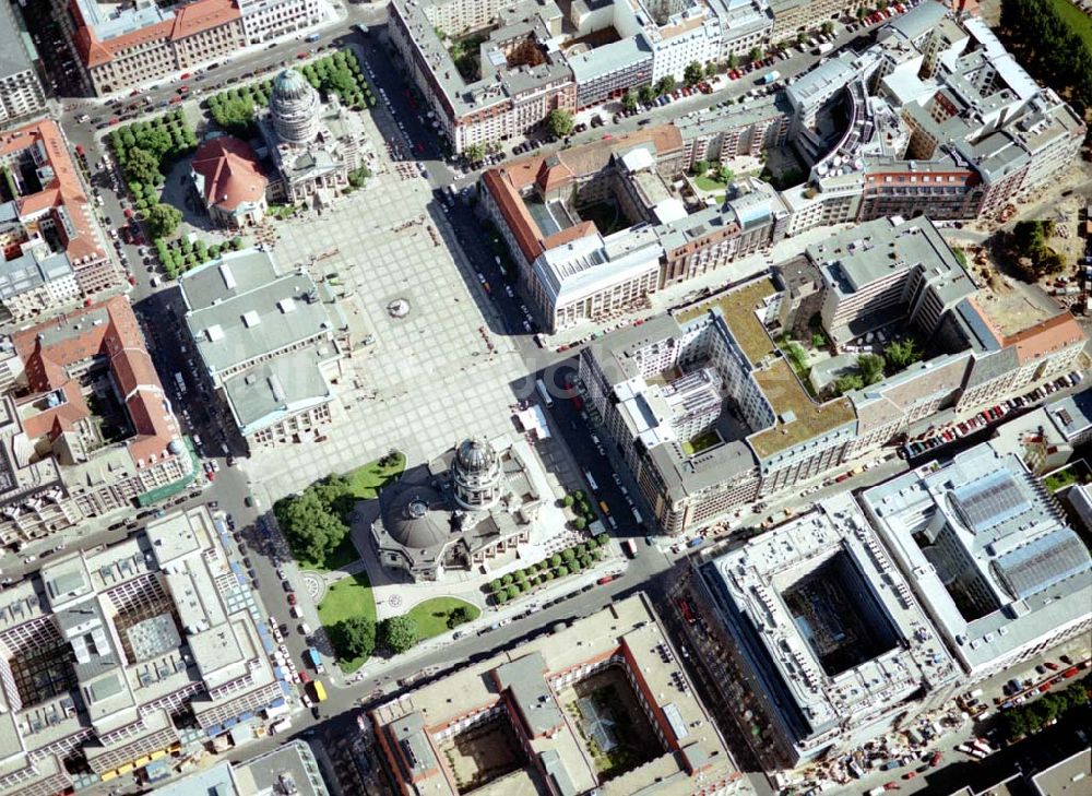 Berlin von oben - Berliner Gendarmenmarkt mit dem Deutschen und Französischen Dom, sowie dem Schauspielhaus.