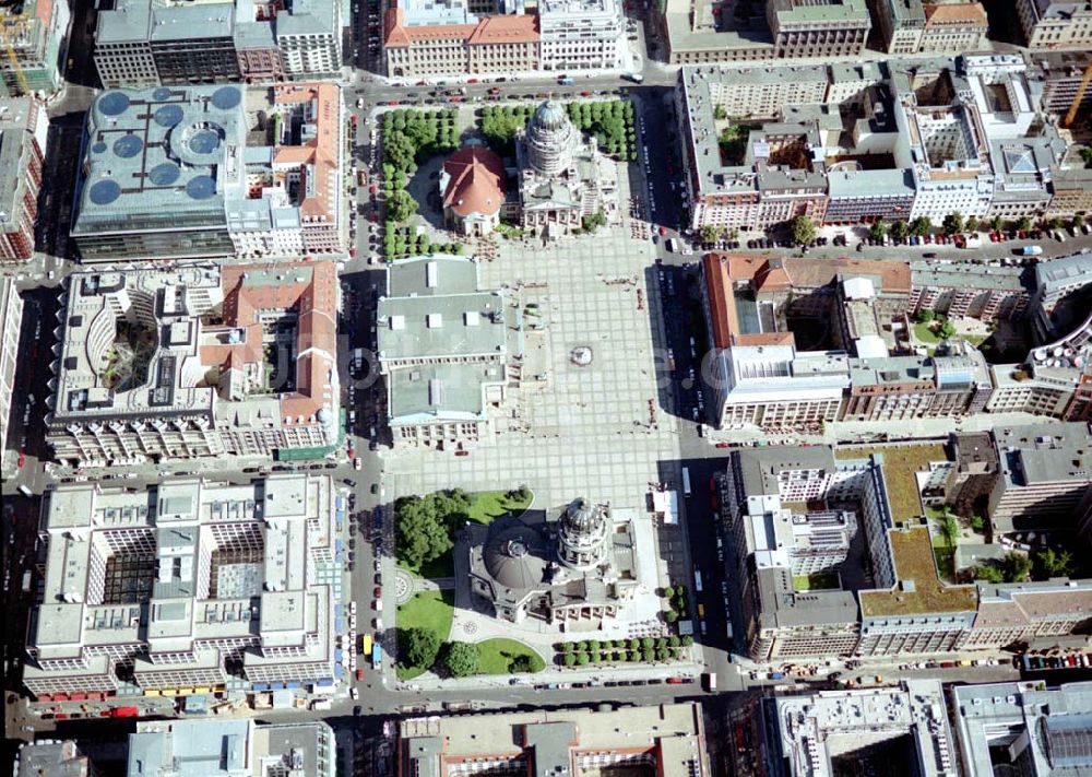 Berlin aus der Vogelperspektive: Berliner Gendarmenmarkt mit dem Deutschen und Französischen Dom, sowie dem Schauspielhaus.