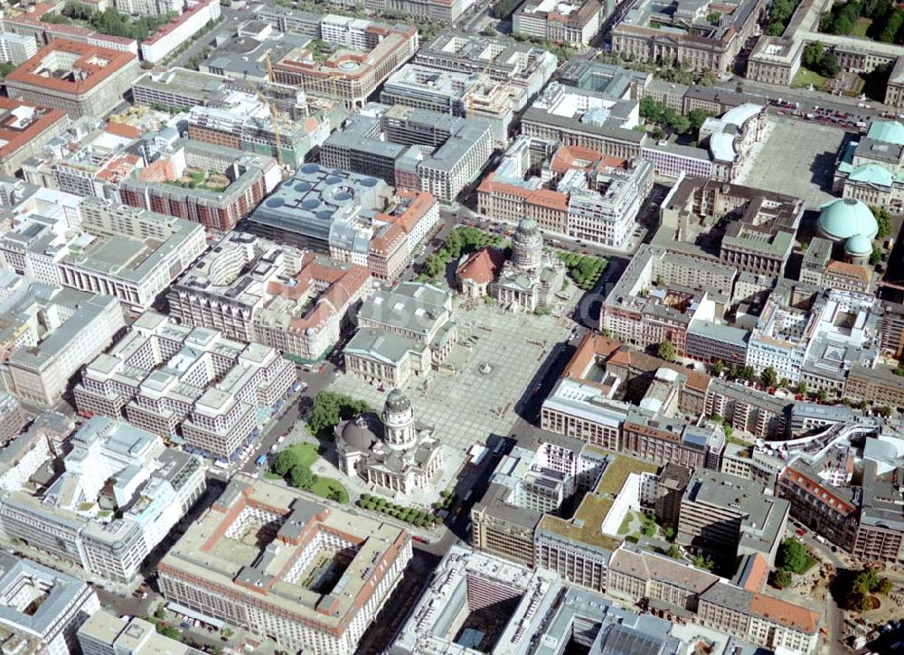 Luftaufnahme Berlin - Berliner Gendarmenmarkt mit dem Deutschen und Französischen Dom, sowie dem Schauspielhaus.