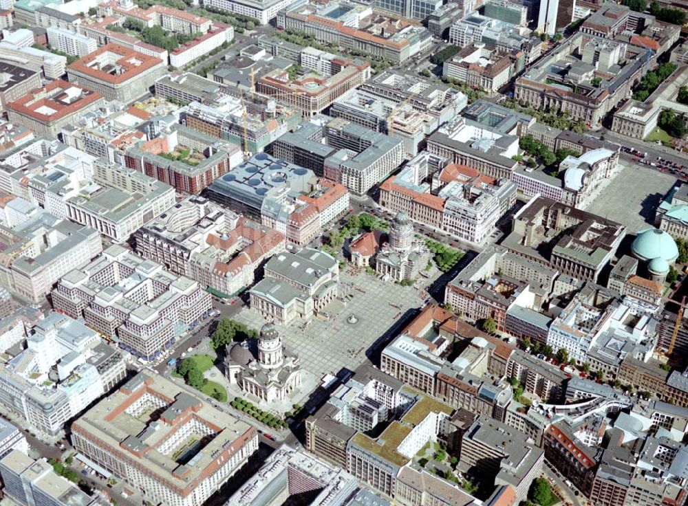 Berlin von oben - Berliner Gendarmenmarkt mit dem Deutschen und Französischen Dom, sowie dem Schauspielhaus.