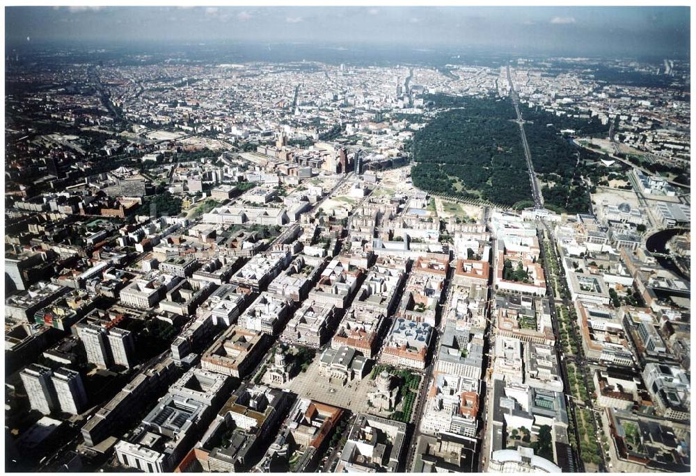 Berlin aus der Vogelperspektive: Berliner Gendarmenmarkt mit dem Deutschen und Französischen Dom, sowie dem Schauspielhaus.