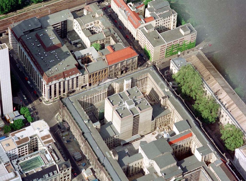 Berlin aus der Vogelperspektive: Berliner Humboldt - Universität mit dem Neubau der Zentralen Universitätsbibliothek im Innenhof BERLIN 16.Mai 2002