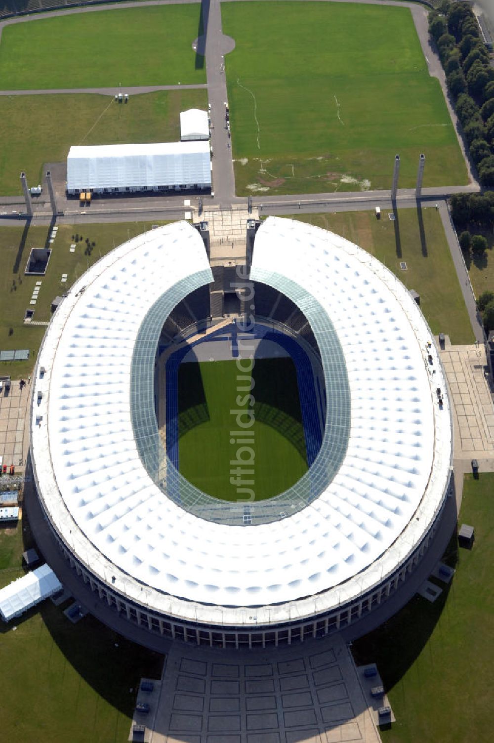 Berlin von oben - Berliner Olympiasradion, kurz vor der Eröffnung der Leichtathletik WM 2009