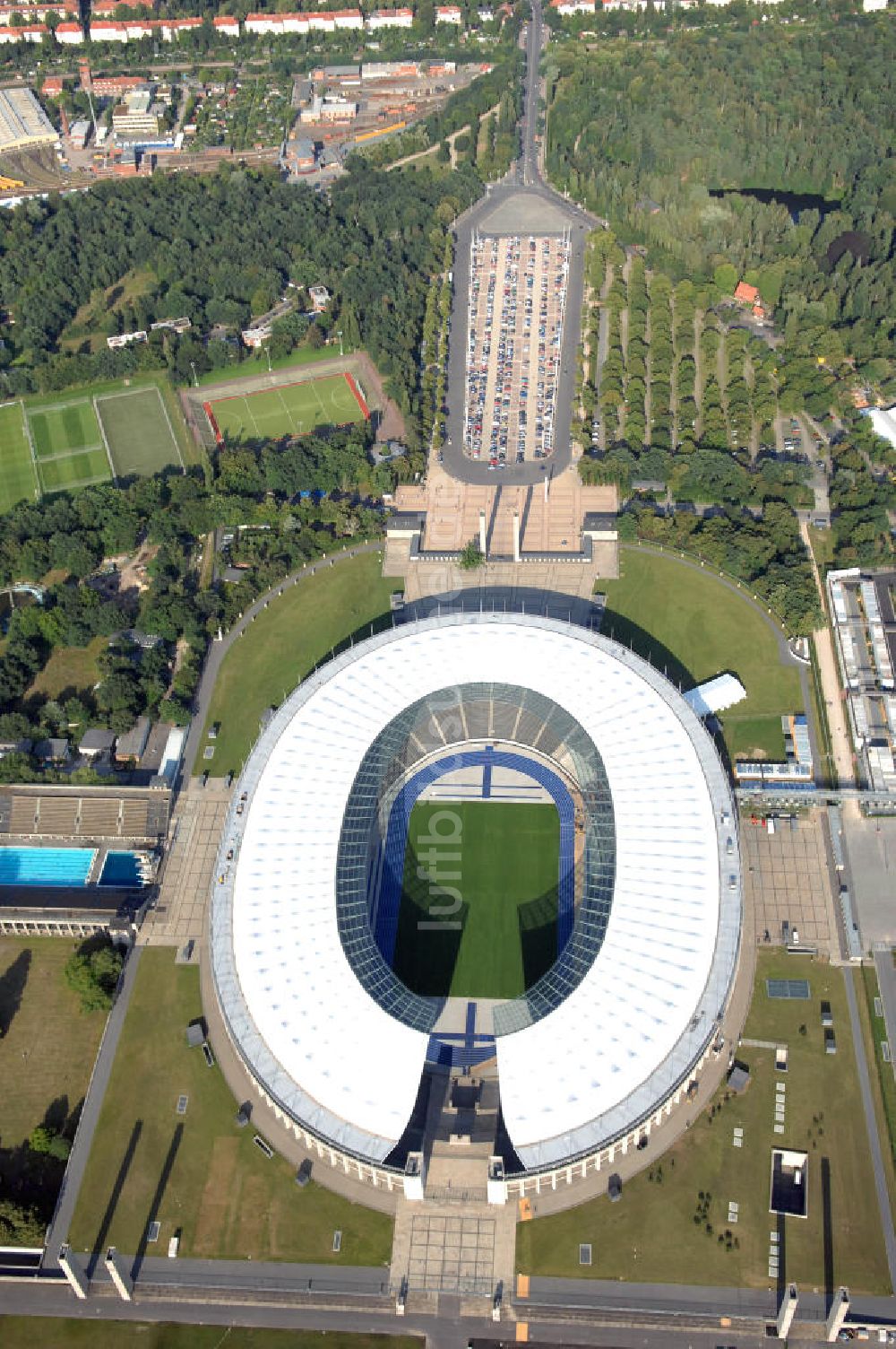 Luftbild Berlin - Berliner Olympiasradion, kurz vor der Eröffnung der Leichtathletik WM 2009