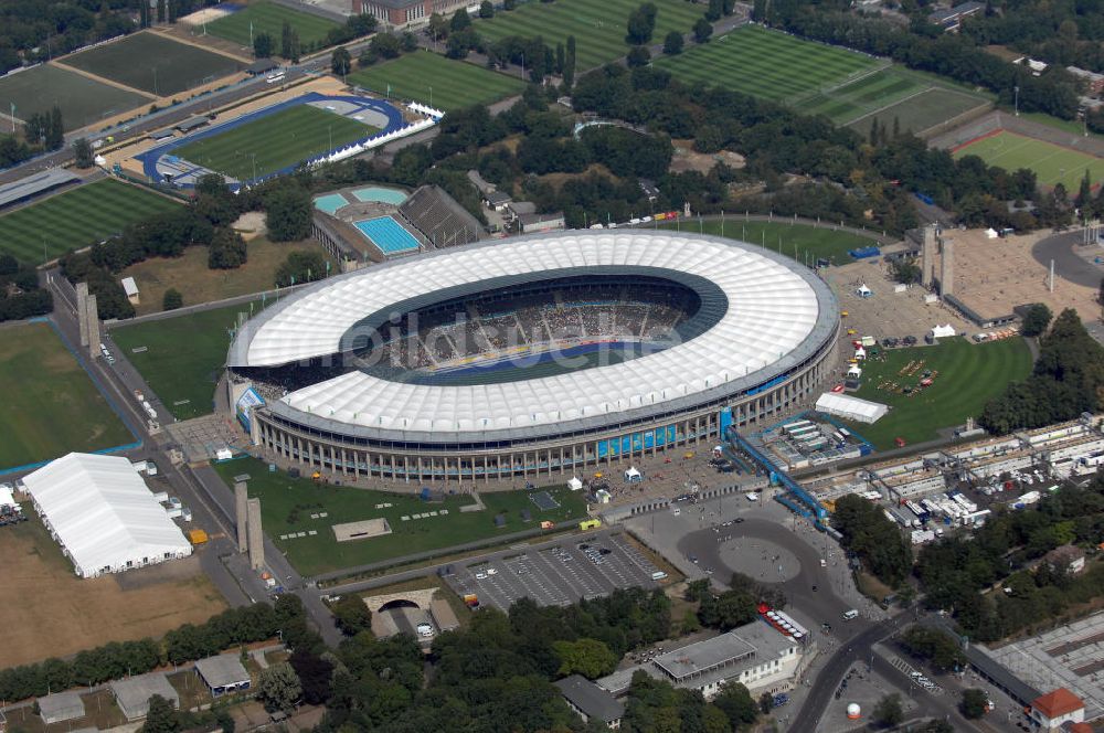 Berlin von oben - Berliner Olympiasradion, am Tag Eröffnung der Leichtathletik WM 2009