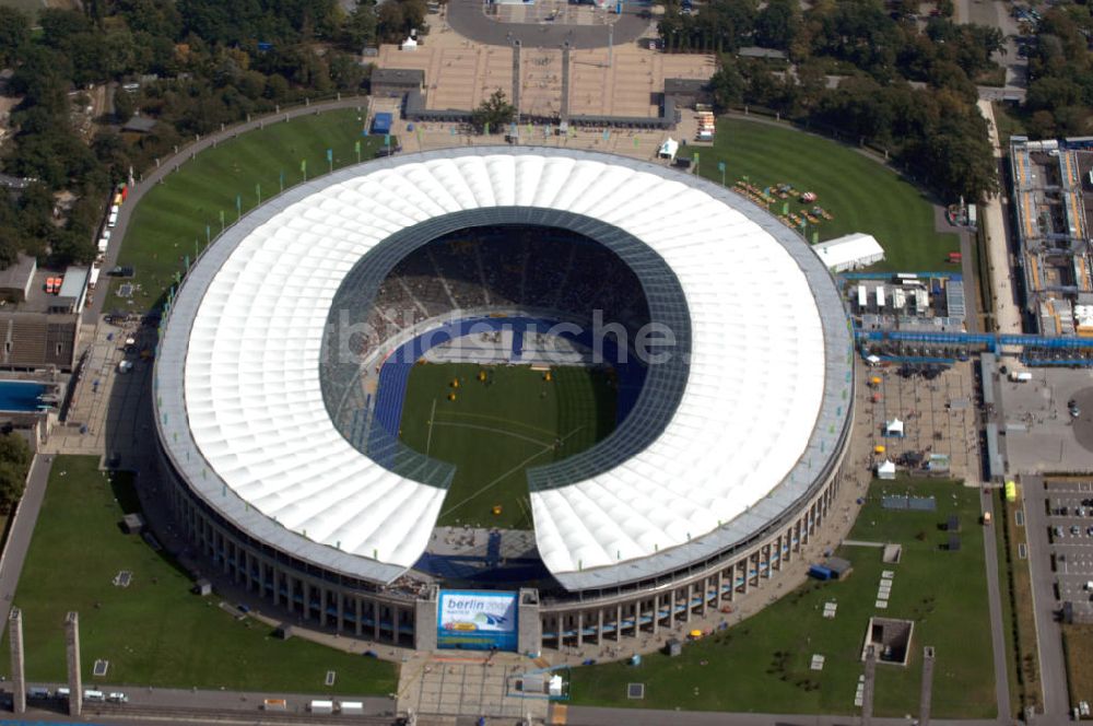 Berlin von oben - Berliner Olympiasradion, am Tag Eröffnung der Leichtathletik WM 2009