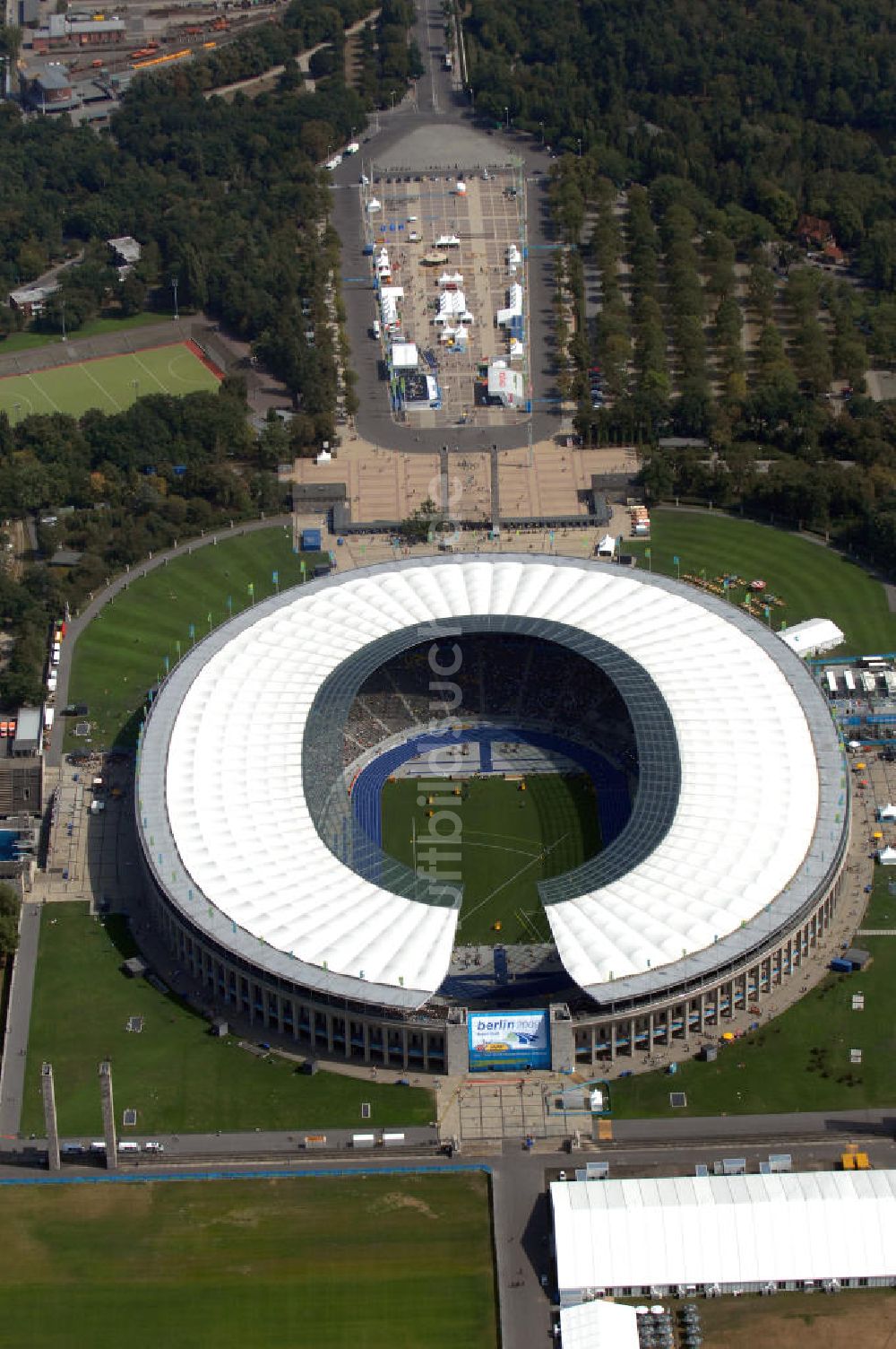 Berlin von oben - Berliner Olympiasradion, am Tag Eröffnung der Leichtathletik WM 2009