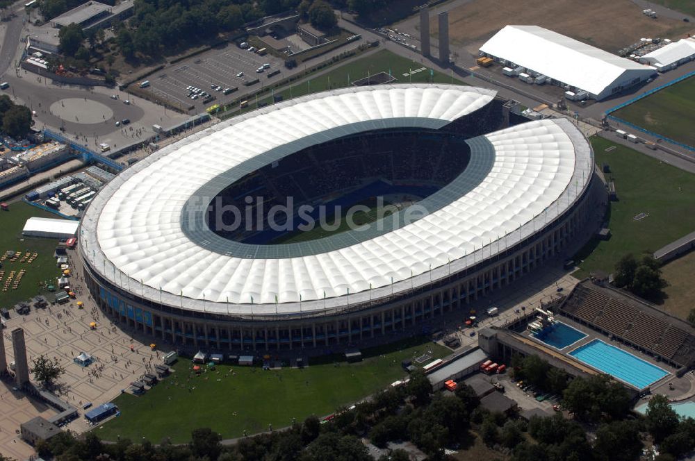 Berlin von oben - Berliner Olympiasradion, am Tag Eröffnung der Leichtathletik WM 2009