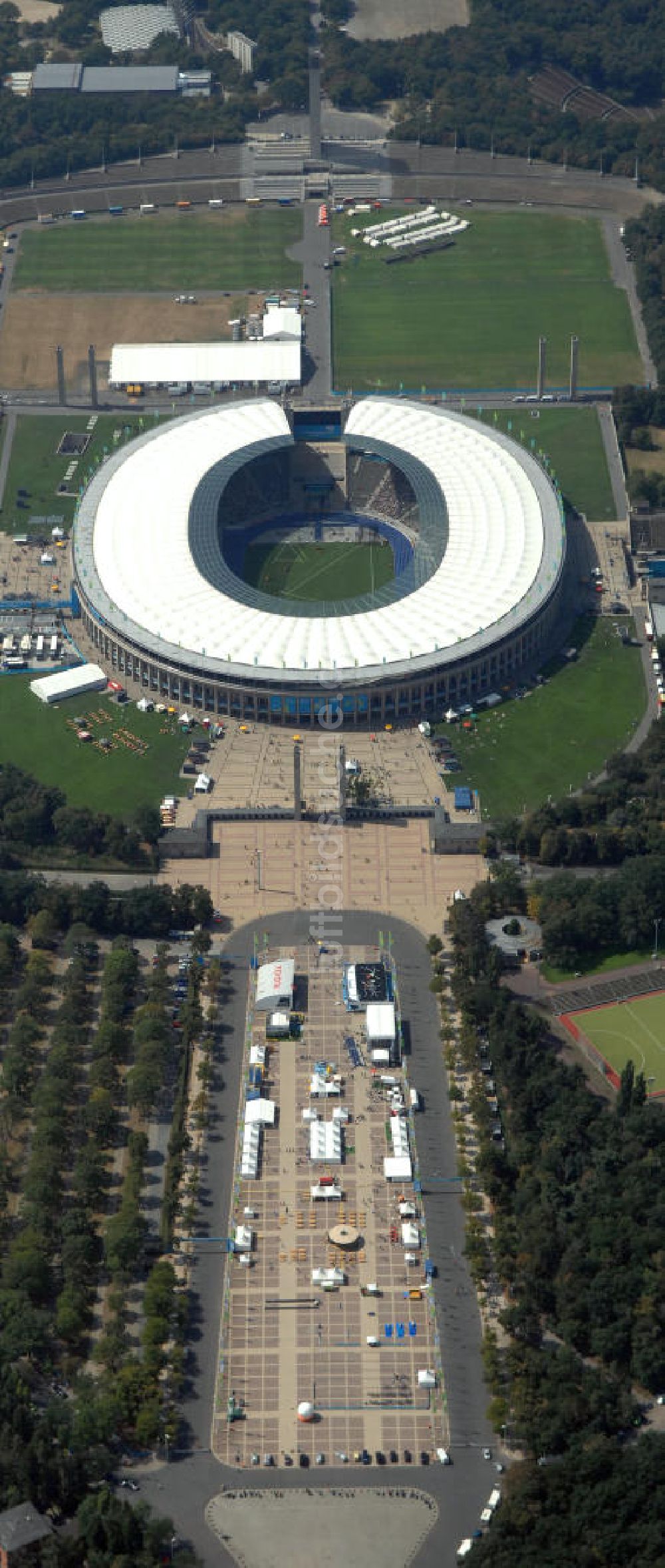 Berlin aus der Vogelperspektive: Berliner Olympiasradion, am Tag Eröffnung der Leichtathletik WM 2009