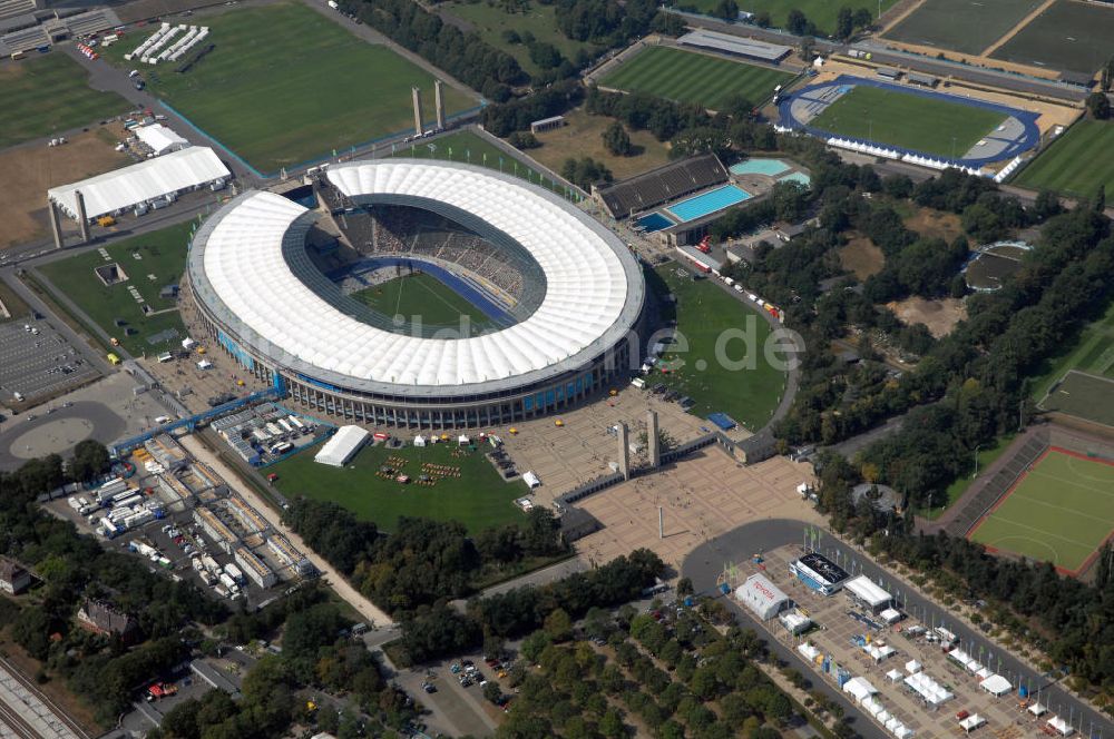 Berlin von oben - Berliner Olympiasradion, am Tag Eröffnung der Leichtathletik WM 2009