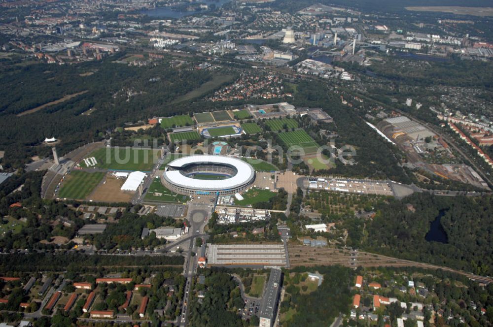 Berlin von oben - Berliner Olympiasradion, am Tag Eröffnung der Leichtathletik WM 2009