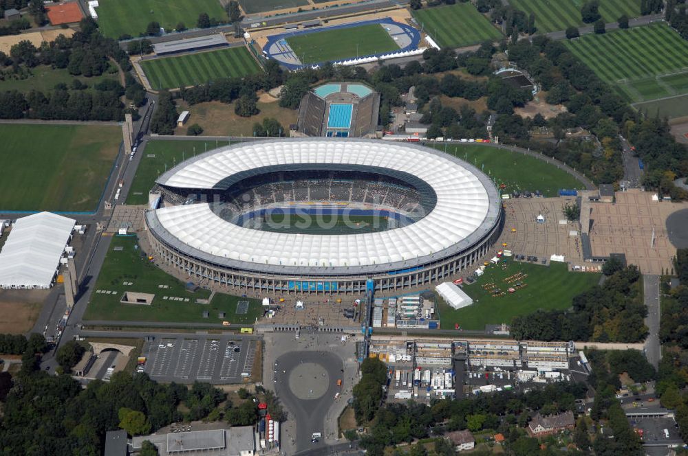 Berlin aus der Vogelperspektive: Berliner Olympiasradion, am Tag Eröffnung der Leichtathletik WM 2009