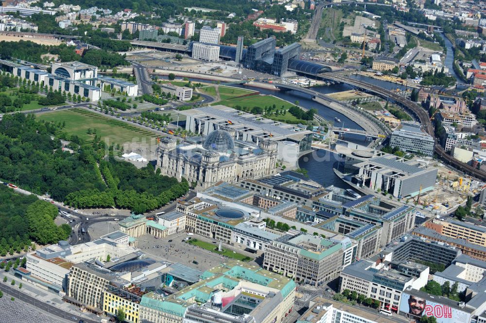 Berlin von oben - Berliner Regierungsviertel mit dem Bundeskanzleramt im Tiergarten / Mitte