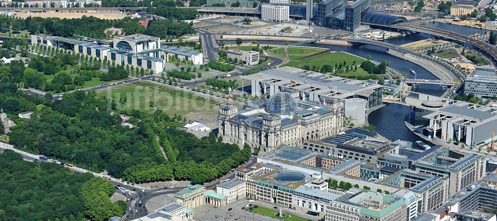 Berlin aus der Vogelperspektive: Berliner Regierungsviertel mit dem Bundeskanzleramt im Tiergarten / Mitte