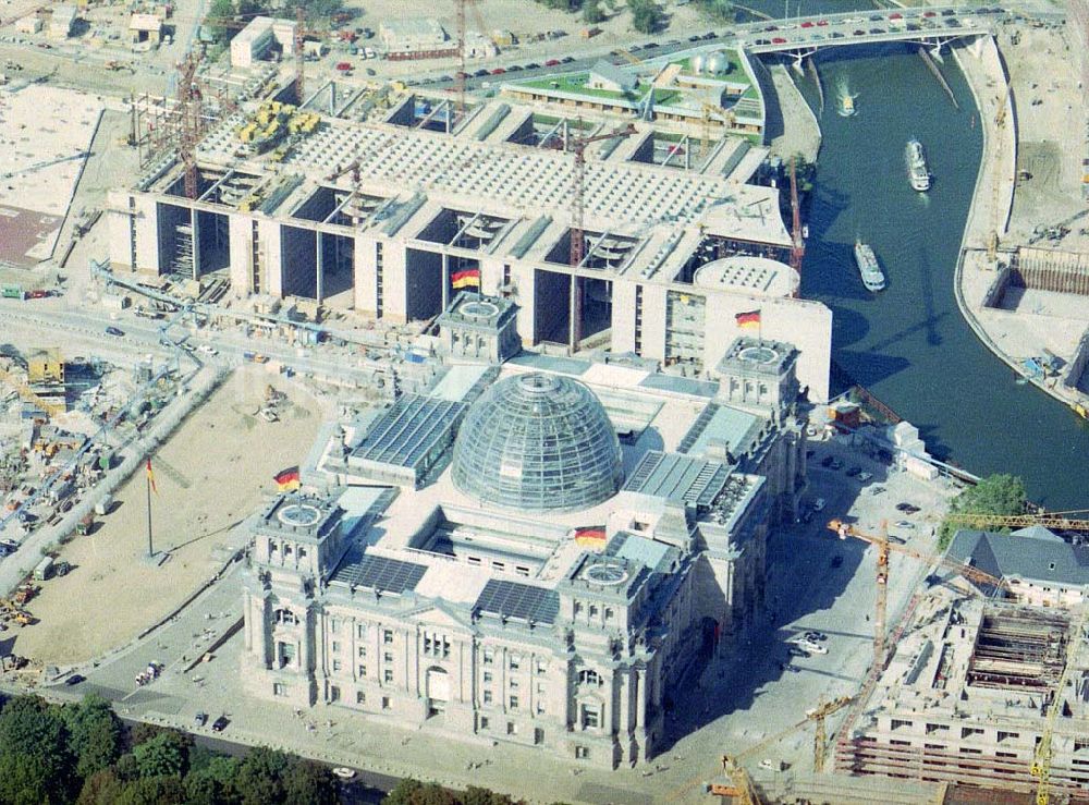 Berlin - Tiergarten von oben - Berliner Reichstag in Berlin - Tiergarten.