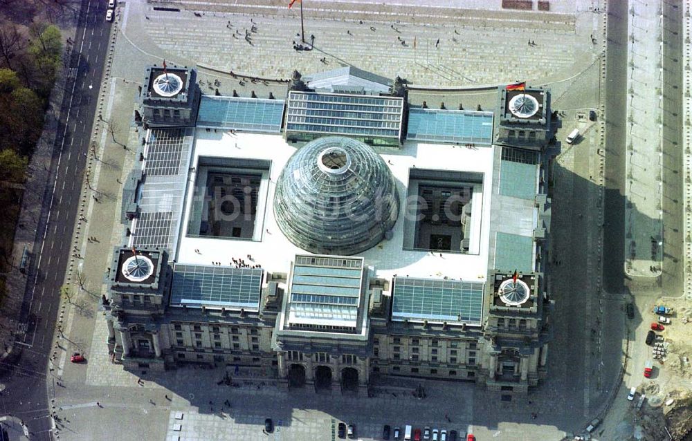 Luftaufnahme Berlin-Tiergarten / Spreebogen - Berliner Reichstag in Berlin - Tiergarten. 09.04.2002