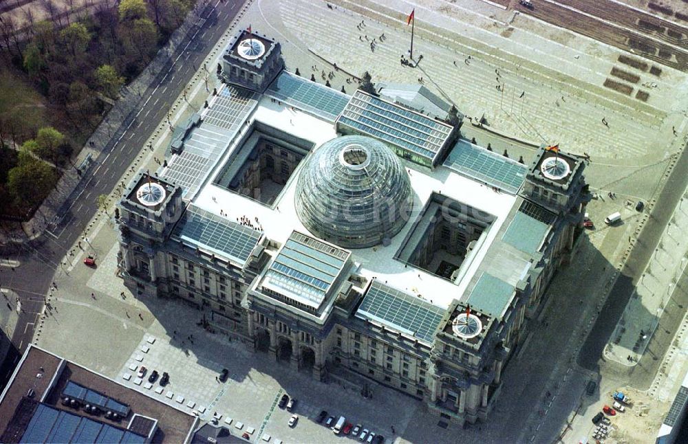 Berlin-Tiergarten / Spreebogen von oben - Berliner Reichstag in Berlin - Tiergarten. 09.04.2002