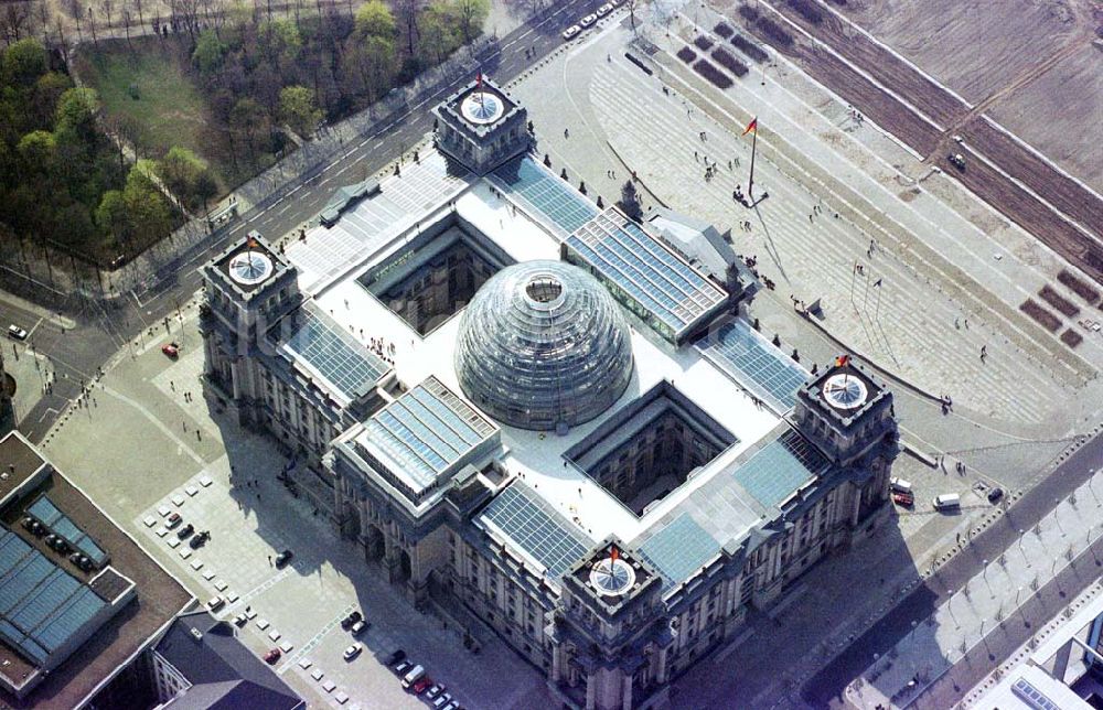 Berlin-Tiergarten / Spreebogen aus der Vogelperspektive: Berliner Reichstag in Berlin - Tiergarten. 09.04.2002