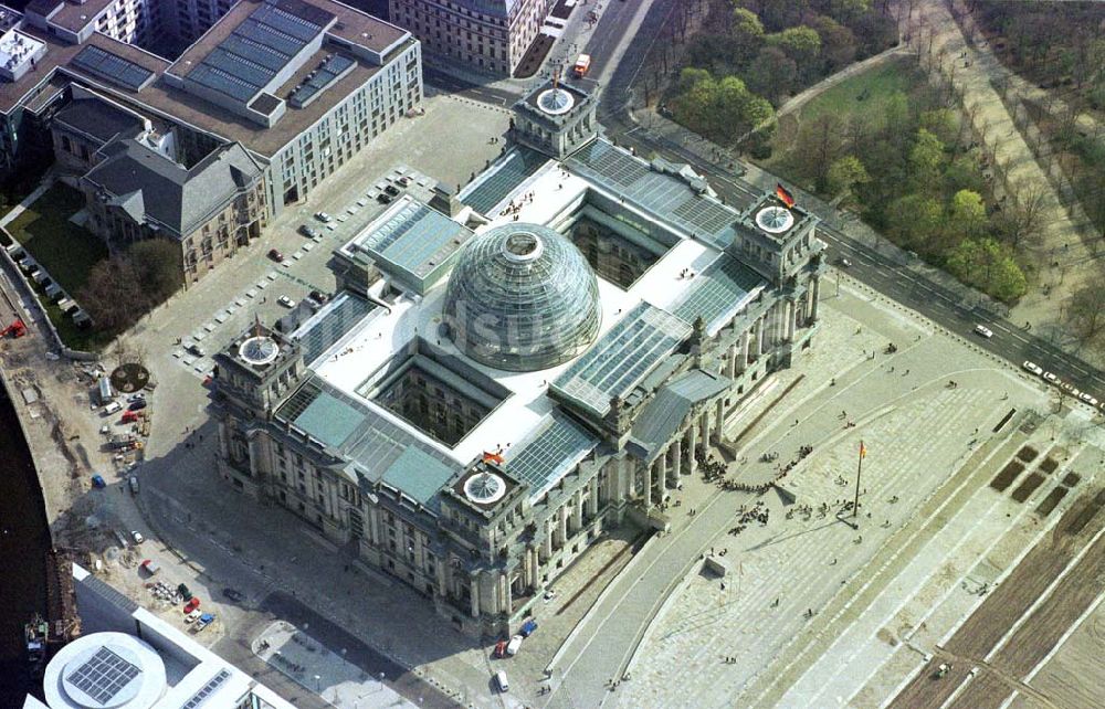 Luftbild Berlin-Tiergarten / Spreebogen - Berliner Reichstag in Berlin - Tiergarten. 09.04.2002