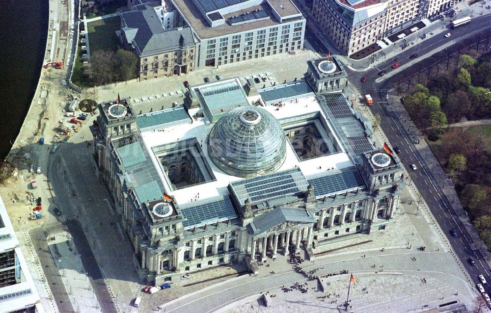 Luftaufnahme Berlin-Tiergarten / Spreebogen - Berliner Reichstag in Berlin - Tiergarten. 09.04.2002