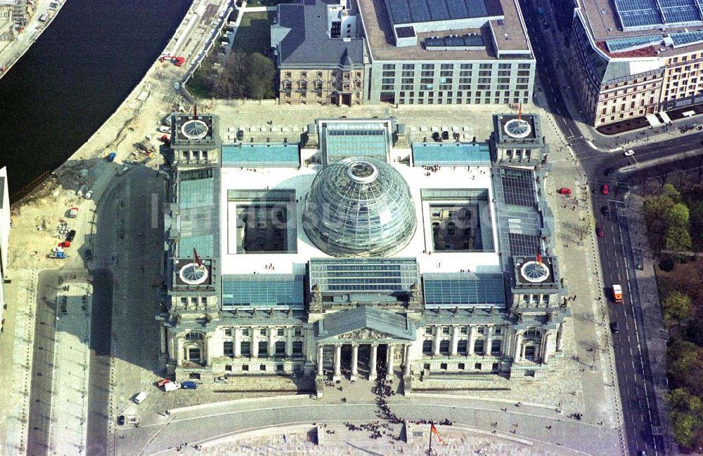 Berlin-Tiergarten / Spreebogen von oben - Berliner Reichstag in Berlin - Tiergarten. 09.04.2002