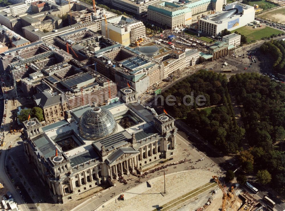 Berlin aus der Vogelperspektive: Berliner Reichstag / Bundestag am Platz der Republik in Berlin-Mitte