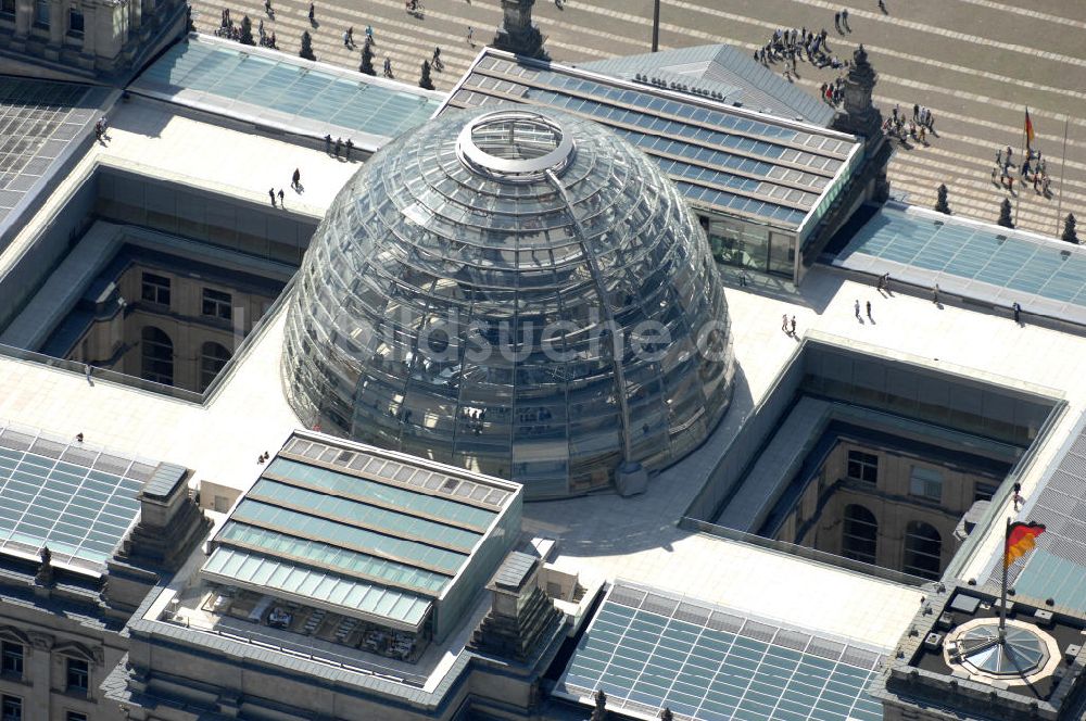 Berlin von oben - Berliner Reichstag / Bundestag im Regierungsviertel