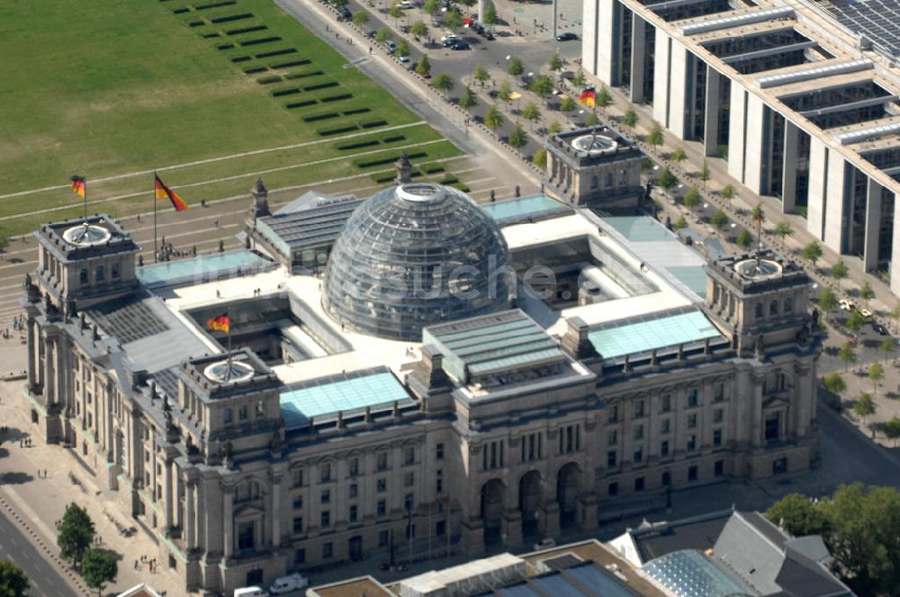 Berlin aus der Vogelperspektive: Berliner Reichstag / Bundestag im Regierungsviertel