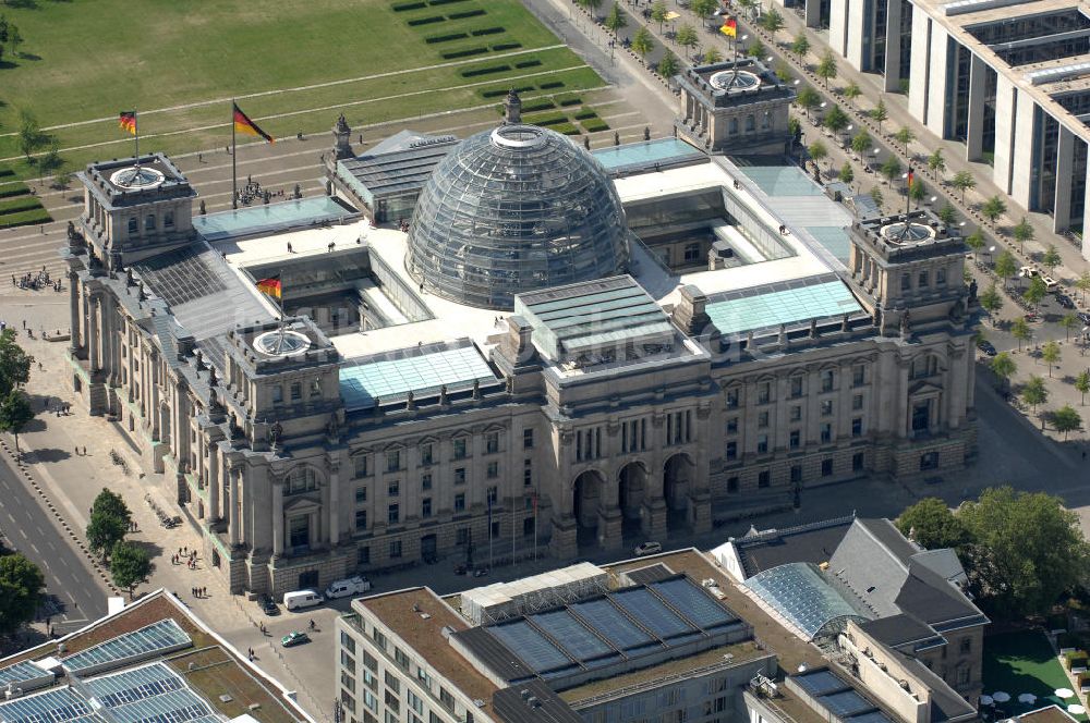 Luftbild Berlin - Berliner Reichstag / Bundestag im Regierungsviertel