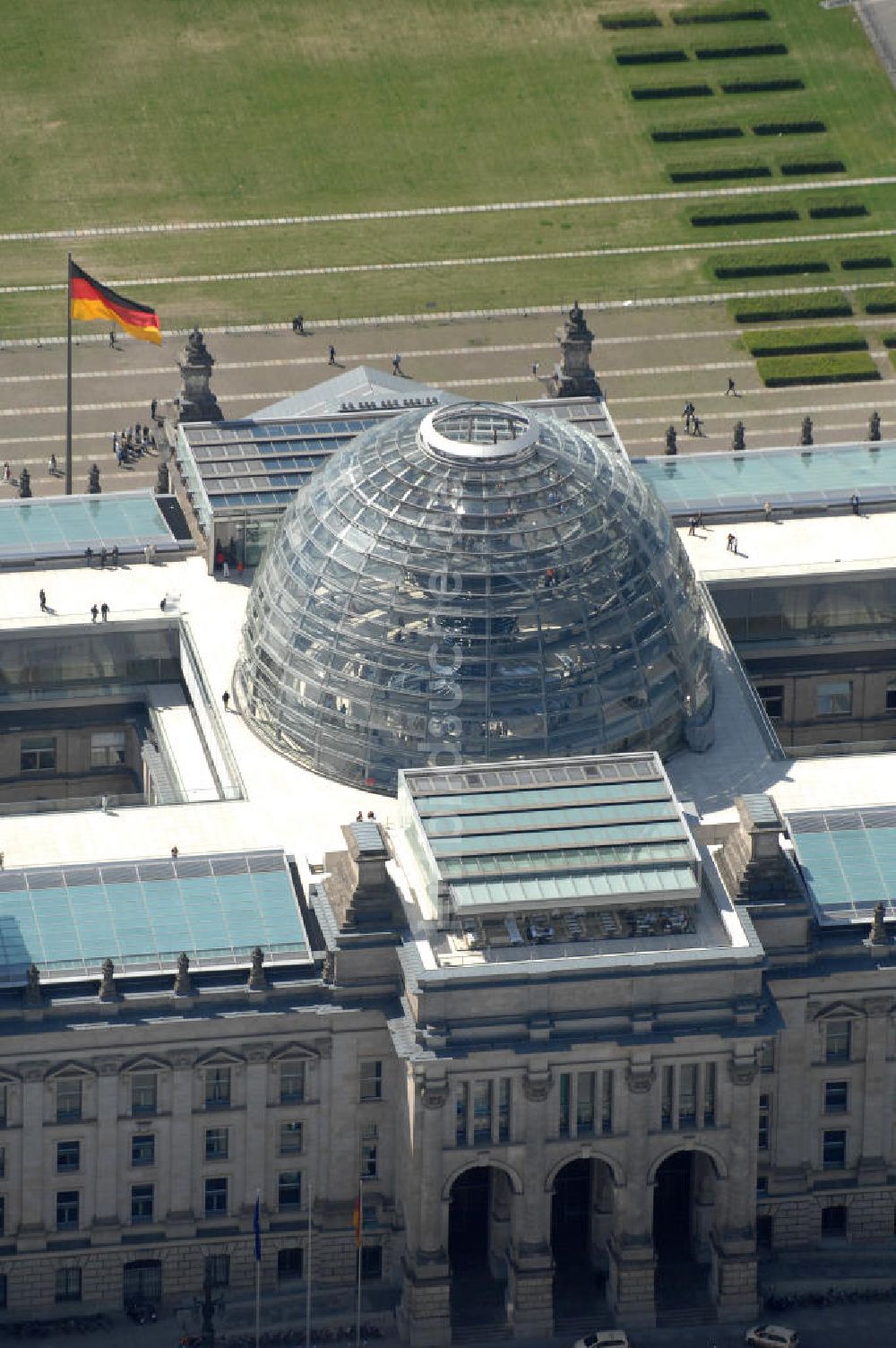 Luftaufnahme Berlin - Berliner Reichstag / Bundestag im Regierungsviertel