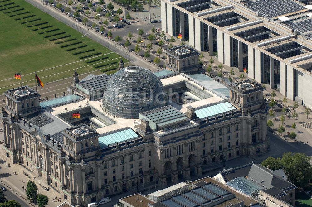 Berlin aus der Vogelperspektive: Berliner Reichstag / Bundestag im Regierungsviertel