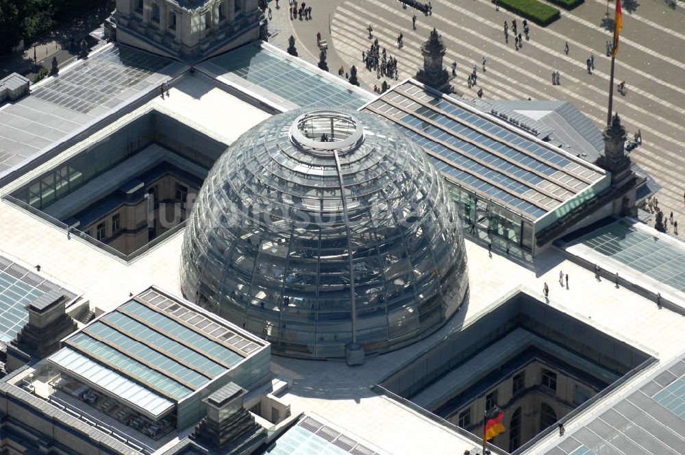 Luftaufnahme Berlin - Berliner Reichstag / Bundestag im Regierungsviertel