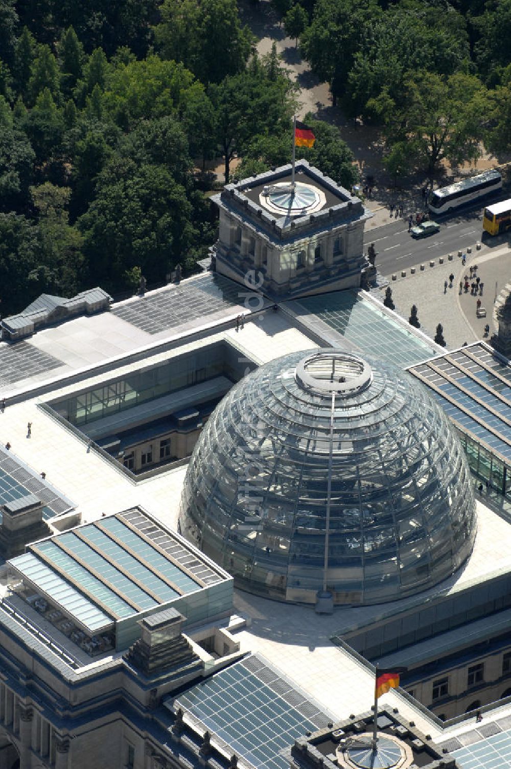 Berlin aus der Vogelperspektive: Berliner Reichstag / Bundestag im Regierungsviertel