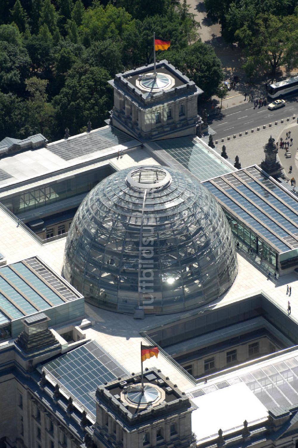 Luftaufnahme Berlin - Berliner Reichstag / Bundestag im Regierungsviertel