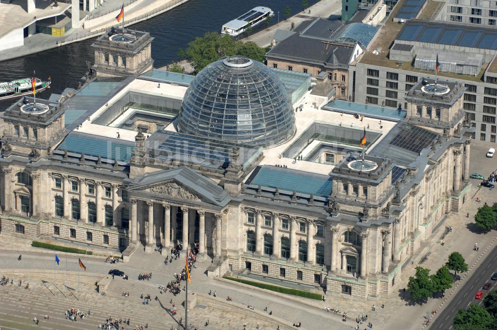 Berlin von oben - Berliner Reichstag / Bundestag im Regierungsviertel