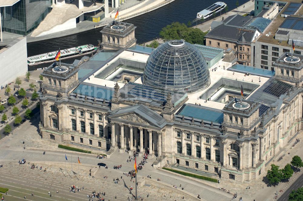 Berlin aus der Vogelperspektive: Berliner Reichstag / Bundestag im Regierungsviertel