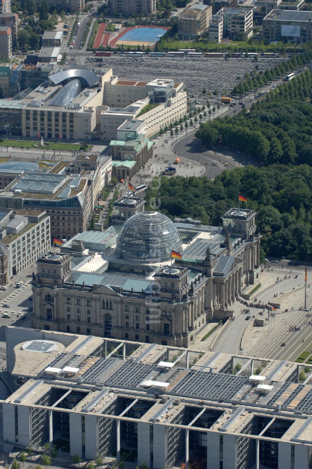 Luftaufnahme Berlin - Berliner Reichstag / Bundestag im Regierungsviertel