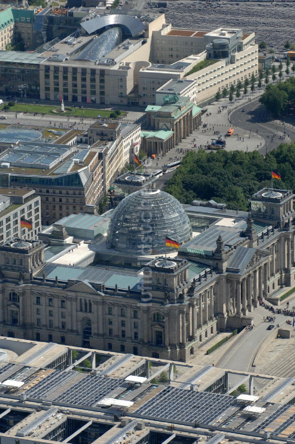 Berlin von oben - Berliner Reichstag / Bundestag im Regierungsviertel